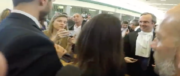 Mafia Capitale, il cronista del Secolo alla Raggi: “Ma il M5S dormiva?”. Urla e spintoni (video)
