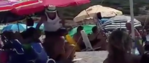 Sardegna, versa l’olio del tonno in mare. Un bagnante le dà una lezione (video)