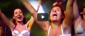 Bonolis, grande escluso alla festa di Vasco: solo i reggiseni scaldano la conduzione (VIDEO)