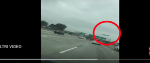 Una palla di fuoco in autostrada: è un aereo che si è schiantato (video)