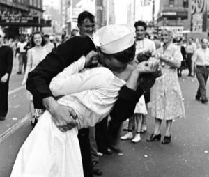 Immancabile "Il bacio del marinaio" a Times Square di Doisneau, famoso qaunto quello dell'Hotel del Ville a Parigi