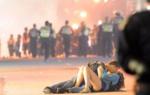 I fidanzati di Vancouver, foto scattata durante gli scontri con i tifosi dell'hockey