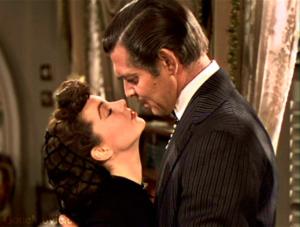 Il bacio tra Rossella O'Hara e Rhett Butler nel film kolossal "Via col vento"