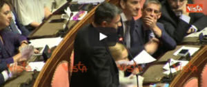 Banche venete: i grillini lanciano banconote, Gasparri li gela così… (video)