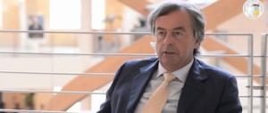 Vaccini, dai “no vax” auguri di morte “annegato” al virologo Burioni