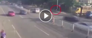 Camion parte senza vedere il ciclista e lo trascina sotto le ruote (video)