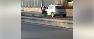 Castelvolturno, immigrati litigano per strada: urla e botte a una donna (video)