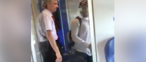 Sul treno l’italiano paga, l’immigrato no. «Guardate questa vergogna!» (video)