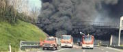 Incendio spaventoso sulla A1 al km 528, chilometri di coda, caos totale (video)