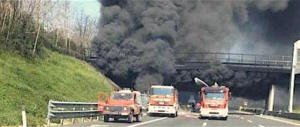 Incendio spaventoso sulla A1 al km 528, chilometri di coda, caos totale (video)