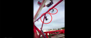 Nel luna park si stacca una carrozza, i passeggeri volano via (video)