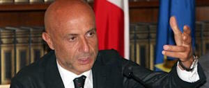 Migranti: Minniti vede la luce fuori dal tunnel, ma è un’insolazione di Ferragosto
