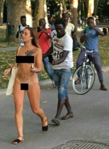 Migranti a Bologna cercano di fermare la ragazza nuda