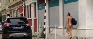 Venezia impazzisce per l’uomo nudo (con foglia di fico) che gira per il centro