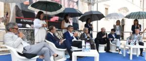 Le “ombrelline” del Pd scatenano una bufera. I politici presenti: colpa degli organizzatori