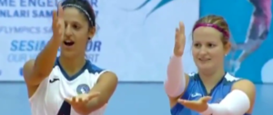 Commovente Inno di Mameli delle pallavoliste azzurre (video)