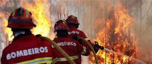 In Portogallo il fuoco di nuovo fuori controllo: 2800 i pompieri impegnati