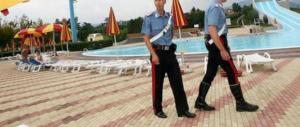 40 profughi scatenano il caos in piscina: intervengono i carabinieri