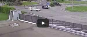 Motociclisti investiti in Val di Susa, il pullmino li ha travolti a tutta velocità (video)
