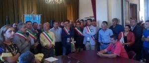 Sit in dei sindaci del Messinese all’hotel dei migranti. E slitta lo ius soli