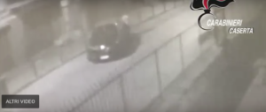 Uccide il rivale in amore, le telecamere lo filmano mentre si libera del corpo (video)