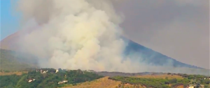 Il Vesuvio brucia come per un’eruzione. Le drammatiche immagini dall’alto (video)