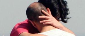 Coppia gay si bacia in spiaggia e interviene un cameriere: «Basta»