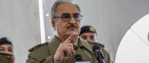 Libia, Haftar ora cambia idea: “Italiani ospiti, non possiamo bombardarli”