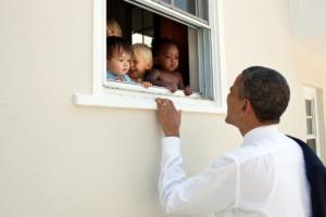 La foto di Obama per commentare gli incidenti con i suprematisti bianchi