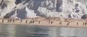 Agrigento, cento clandestini sbarcano in spiaggia e scappano (video)