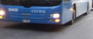 Frosinone, 20 profughi sul bus senza biglietto: aggrediti i controllori Cotral