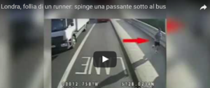 Londra, follia di un runner: spinge una donna sotto un bus (video)