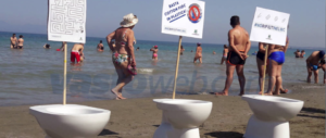 Acqua azzurra, acqua sporca: peggiora la qualità del mare, invasione di cotton fioc