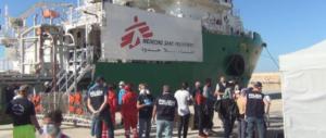 Medici senza frontiere rinuncia a salvare i migranti: “La Libia ci spara addosso”
