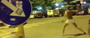 Firenze, lancia sassi contro ristorante. Migrante inseguito e pestato (VIDEO)