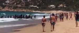 Spagna, migranti dall’Africa sbarcano in spiaggia tra i bagnanti (video)