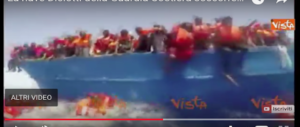 Migranti, ecco un vero salvataggio della Guardia costiera. Altro che Ong… (video)
