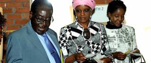 La moglie del dittatore Mugabe picchia una ragazza col filo elettrico