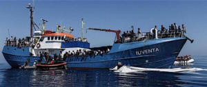 Trapani, sequestrata nave ong. L’accusa è favoreggiamento dell’immigrazione