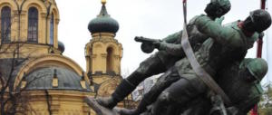 Varsavia sfida Mosca: abbatteremo i monumenti sovietici. L’ira del Cremlino