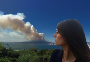 Raggi davanti a un vulcano in eruzione