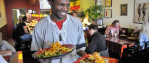 A Merano il ristorante che assume solo migranti. Pagato coi soldi pubblici