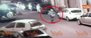 Lo scippatore si apposta poi strappa la borsa alla vecchietta e scappa (video)