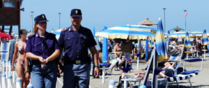 Troppe foto alle bambine della spiaggia: tunisino rischia il linciaggio