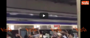 Resta incastrato sotto il treno, i passeggeri spingono insieme e lo liberano (video)