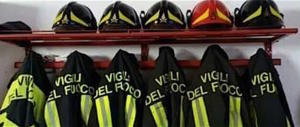 Furiosi incendi in tutta Italia. E c’è la denuncia: mancano i vigili del fuoco