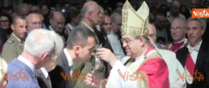 San Gennaro, Di Maio debutta baciando teca (e pantofola) al Cardinale. Il video