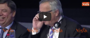 A Bruxelles se la spassano. Juncker risponde al telefono e ride: «È mia moglie» (video)