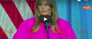 Melania Trump denuncia il bullismo ma scatta il “linciaggio” per il fucsia (video)