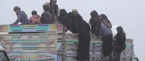 Siria, è esodo di massa di pastori e miliziani, evacuati dall’ultima enclave dell’Isis